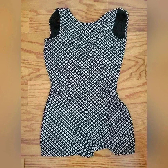 Velvet Torch Geometric V-neck lace back Romper Size Small - Picture 5 of 5